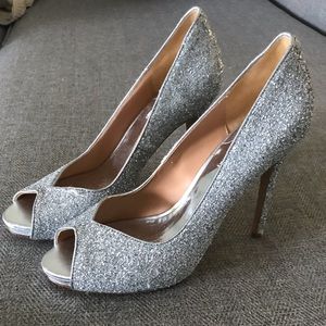 Badgley mischka Silver peep toe heel